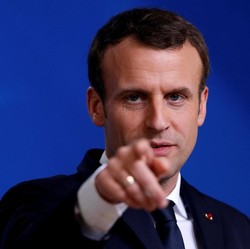 Cemas Jadi Target Virus Jahat Israel, Macron Ganti Ponsel