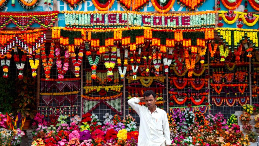 Di tahun 2007, India hanya memiliki sekitar 124.000 individu dengan penghasilan tinggi (high-net-worth individuals/ HNIs) dengan aset minimal US$1 juta.