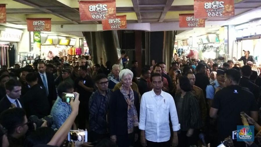 Presiden Jokowi mengajak Direktur Pelaksana IMF Christine Lagarde berkunjung ke Pasar Tanah Abang di sela-sela persiapan IMF-World Bank Annual Meeting 2018.