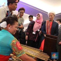 Bos IMF dan Miranda S. Goeltom Kunjungi Booth Pakaian Adat