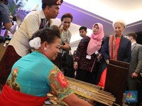 Bos IMF dan Miranda S. Goeltom Kunjungi Booth Pakaian Adat