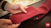 Koleksi dasi milik Direktur Jenderal Kekayaan Negara Isa Rachmatarwata yang dilelang dalam rangka memperingati 110 Tahun Lelang Indonesia di Galeri Nasional Indonesia, Jakarta. Tujuan acara lelang ini memperkenalkan lelang sebagai salah satu mekanisme jual beli yang aman, transparan, objektif dan kompetitif. (CNNIndonesia/Safir Makki).