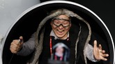 Seorang pria tengah merekam aksinya menggunakan fitur Super Slow-motion yang terdapat dalam ponsel Samsung S9 Plus. (AFP PHOTO / Pau Barrena)