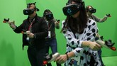 HTC yang terkenal dengan perangkat mobilenya pun unjuk gigi menampilkan HTC Vive. Perangkat anyar ini merupakan kacamata virtual reality. (AFP PHOTO / Pau Barrena)