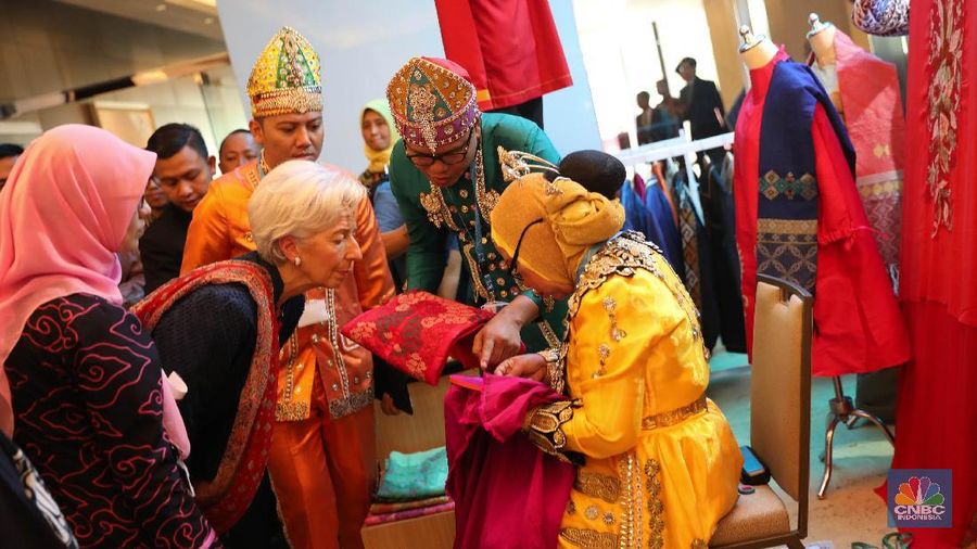 Direktur Pelaksana IMF Christine Lagarde bersama Miranda S. Goeltom berkeliling melihat booth pakaian adat pembukaan High Level International Conference