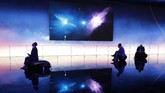 Mobile World Congress (MWC) merupakan ajang yang digunakan untuk petinggi industri berkumpul dan menampilkan inovasi produk terbaru. Salah satunya Huawei yang menampilkan stand 'ala' galaksi. (AFP PHOTO / Pau Barrena)