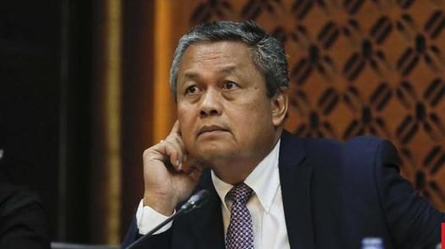 Saat ditanya pencalonan tunggal sebagai kandidat tunggal Gubenur BI oleh Presiden Joko Widodo ke parlemen.