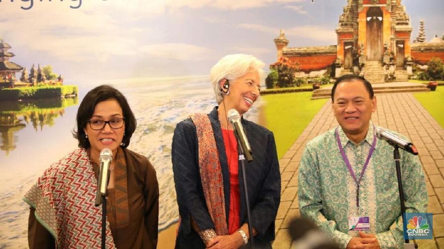 Menteri Keuangan Sri Mulyani mengatakan pemerintah memantau fluktuasi harga minyak dunia dan dampaknya ke Anggaran Pendapatan dan Belanja Negara (APBN) 2018