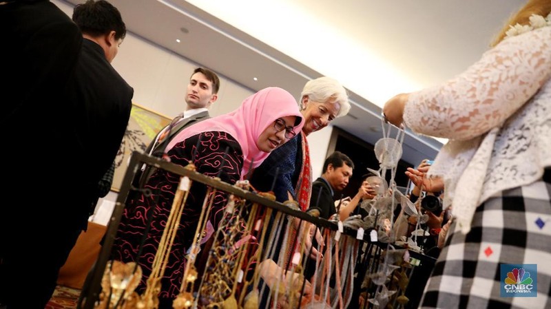Direktur Pelaksana IMF Christine Lagarde bersama Miranda S. Goeltom berkeliling melihat booth pakaian adat pembukaan High Level International Conference