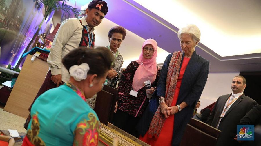Direktur Pelaksana IMF Christine Lagarde bersama Miranda S. Goeltom berkeliling melihat booth pakaian adat pembukaan High Level International Conference