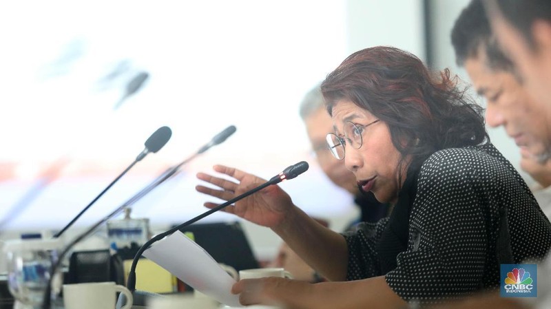 Menteri Kelautan dan Perikanan memberikan keterangan pers mengenai 4 kapal penangkap ikan ilegal yang menyelundupkan narkoba selama Februari 2018.