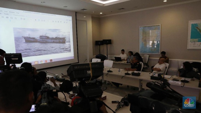 Menteri Kelautan dan Perikanan memberikan keterangan pers mengenai 4 kapal penangkap ikan ilegal yang menyelundupkan narkoba selama Februari 2018.