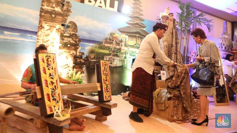 Direktur Pelaksana IMF Christine Lagarde bersama Miranda S. Goeltom berkeliling melihat booth pakaian adat pembukaan High Level International Conference