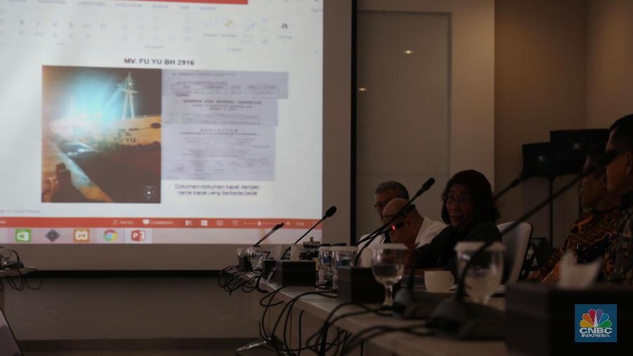 Menteri Kelautan dan Perikanan memberikan keterangan pers mengenai 4 kapal penangkap ikan ilegal yang menyelundupkan narkoba selama Februari 2018.