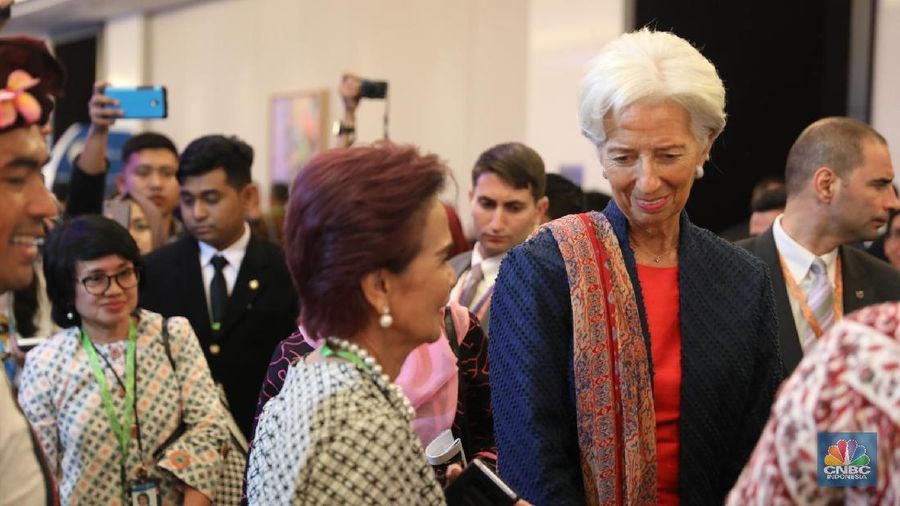 Direktur Pelaksana IMF Christine Lagarde bersama Miranda S. Goeltom berkeliling melihat booth pakaian adat pembukaan High Level International Conference