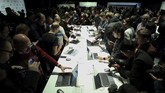 Selain menampilkan booth, Huawei pun memamerkan produk-produk anyarnya dalam gelaran MWC 2018. (REUTERS/Albert Gea)