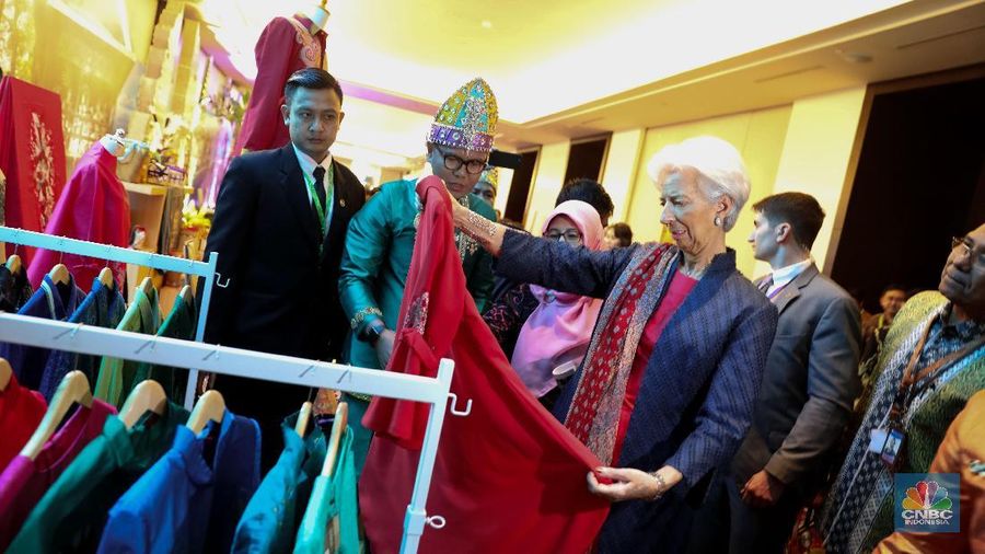 Direktur Pelaksana IMF Christine Lagarde bersama Miranda S. Goeltom berkeliling melihat booth pakaian adat pembukaan High Level International Conference