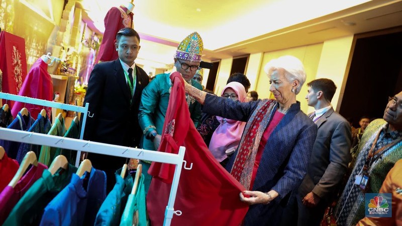Direktur Pelaksana IMF Christine Lagarde bersama Miranda S. Goeltom berkeliling melihat booth pakaian adat pembukaan High Level International Conference
