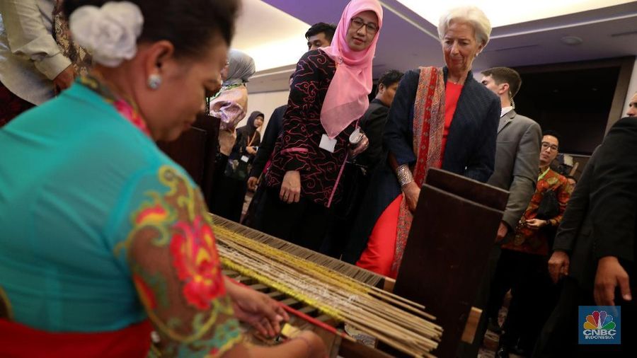 Direktur Pelaksana IMF Christine Lagarde bersama Miranda S. Goeltom berkeliling melihat booth pakaian adat pembukaan High Level International Conference