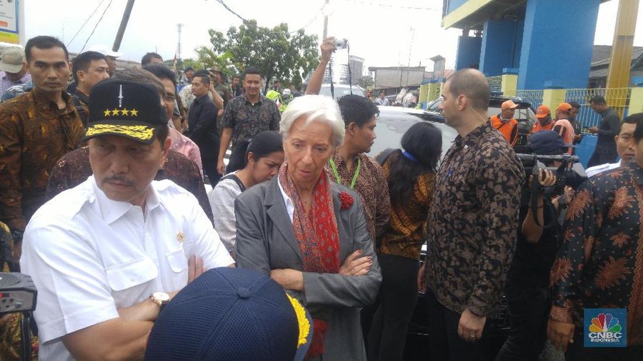 Direktur Pelaksana IMF Christine Lagarde meninjau fasilitas pemilahan sampah serta jalan aspal yang diproses menggunakan limbah plastik di TPI Cilincing