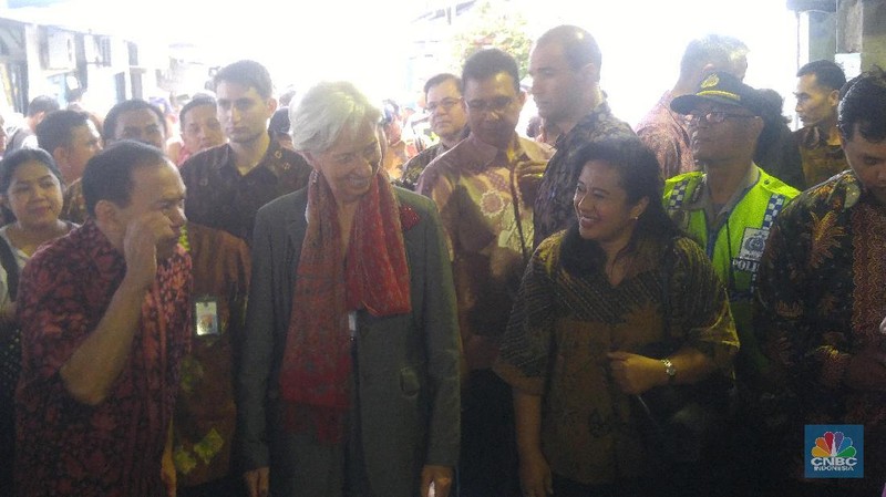 Christine Lagarde meninjau fasilitas pemilahan sampah serta jalan aspal yang diproses menggunakan limbah plastik di TPI Cilincing.