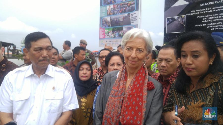 Christine Lagarde meninjau fasilitas pemilahan sampah serta jalan aspal yang diproses menggunakan limbah plastik di TPI Cilincing.