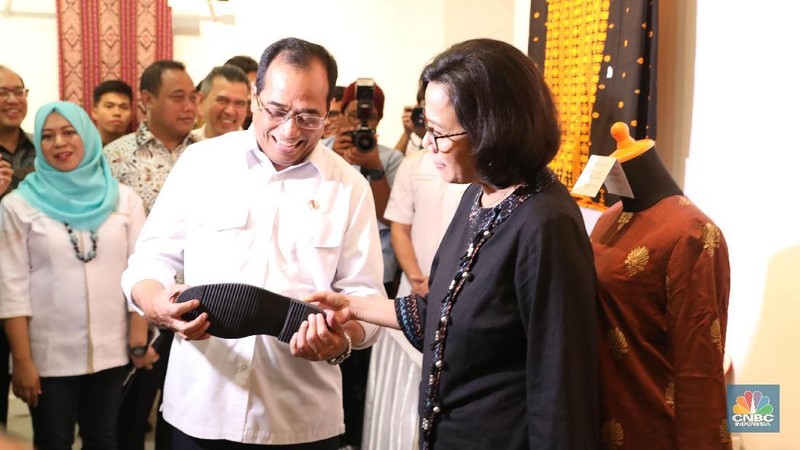 Menteri Keuangan, Sri Mulyani meninjau Koleksi Pribadi pejabat negara yang di Lelang Sukarela hari ini.