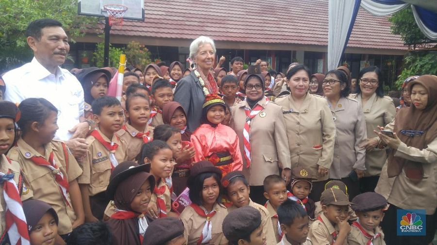 Christine Lagarde meninjau fasilitas pemilahan sampah serta jalan aspal yang diproses menggunakan limbah plastik di TPI Cilincing.