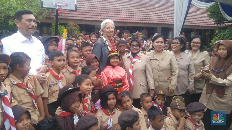 Christine Lagarde meninjau fasilitas pemilahan sampah serta jalan aspal yang diproses menggunakan limbah plastik di TPI Cilincing.