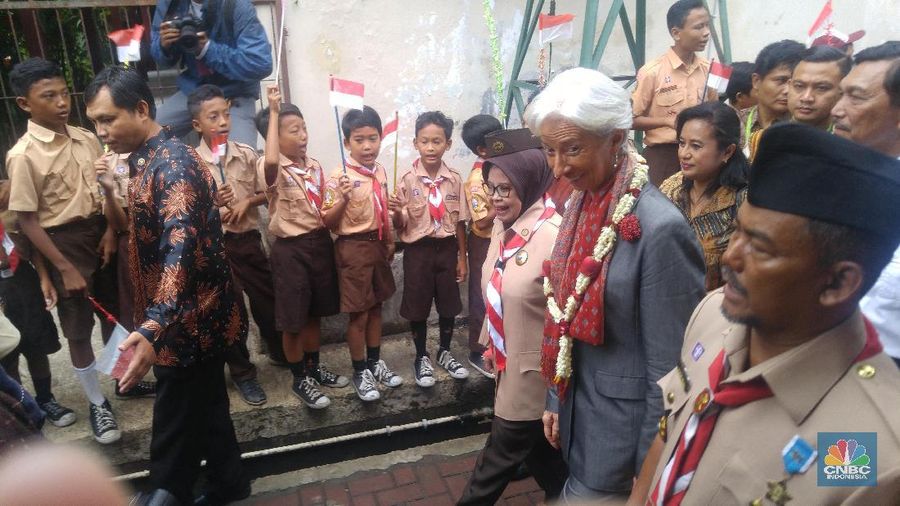 Christine Lagarde meninjau fasilitas pemilahan sampah serta jalan aspal yang diproses menggunakan limbah plastik di TPI Cilincing.
