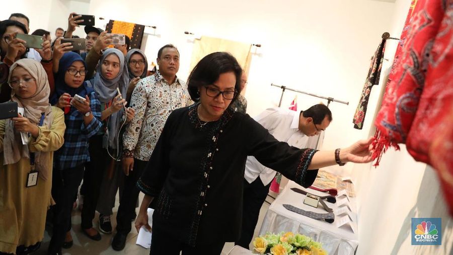 Menteri Keuangan, Sri Mulyani meninjau Koleksi Pribadi pejabat negara yang di Lelang Sukarela hari ini.