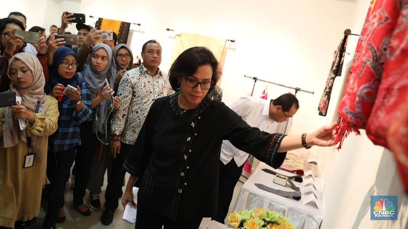 Menteri Keuangan, Sri Mulyani meninjau Koleksi Pribadi pejabat negara yang di Lelang Sukarela hari ini.