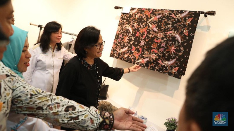 Menteri Keuangan, Sri Mulyani meninjau Koleksi Pribadi pejabat negara yang di Lelang Sukarela hari ini.