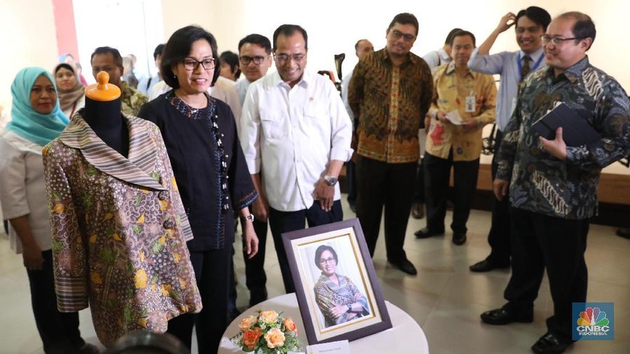 Menteri Keuangan, Sri Mulyani meninjau Koleksi Pribadi pejabat negara yang di Lelang Sukarela hari ini.
