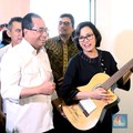 Sri Mulyani Melihat Barang Lelangannya di Galeri Nasional