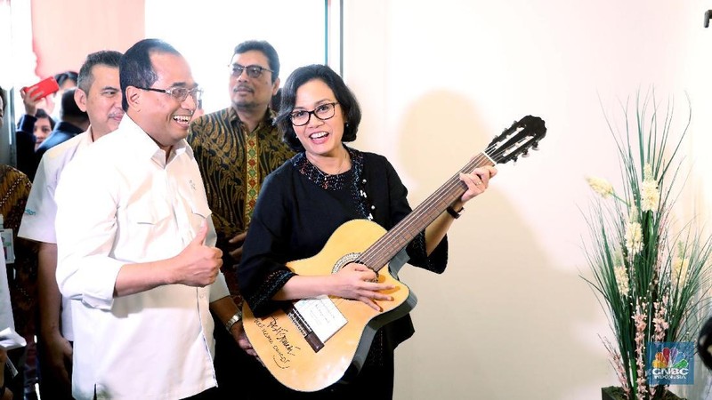 Menteri Keuangan, Sri Mulyani meninjau Koleksi Pribadi pejabat negara yang di Lelang Sukarela hari ini.