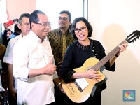 Sri Mulyani Melihat Barang Lelangannya di Galeri Nasional
