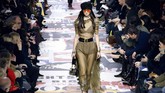 Chiuri juga menghadirkan koleksi pleated kilts dengan logo Dior, yang dipadukan dengan blazer yang meninggalkan gaya tradisional di bagian pinggang. (AFP PHOTO / FRANCOIS GUILLOT)