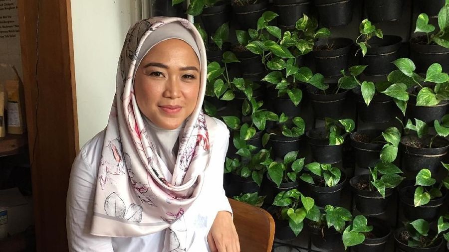 Lisa Namuri  dikenal sebagai instruktur olahraga privat untuk selebriti. Selama 19 tahun mengudara, Ia punya pengalaman kurang menyenangkan terkait hijabnya