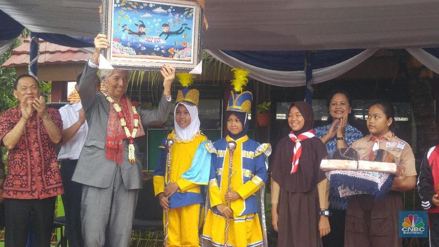 Christine Lagarde meninjau fasilitas pemilahan sampah serta jalan aspal yang diproses menggunakan limbah plastik di TPI Cilincing.
