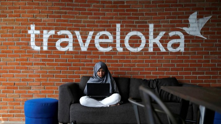 FILE PHOTO: An employee of Traveloka works at the company's headquarters in Jakarta, Indonesia, August 2, 2017. REUTERS/Beawiharta