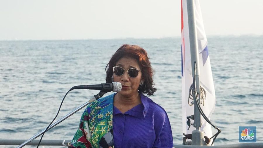 Menteri KKP Susi Pudjiastuti dikenal dengan kebijakan penenggalaman kapal ilegal yang mengambil ikan di perairan RI.