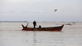 Seorang nelayan sedang bekerja di Muara Gembong yang menjadi titik bertemunya Sungai Citarum dengan Laut Jawa, 22 Februari 2018. Sungai Citarum sempat membuat heboh dunia dengan sebutan sungai paling kotor sejagat.(REUTERS/Darren Whiteside)