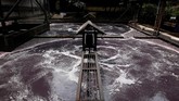 Unit pengolahan limbah sebuah pabrik tekstil di kawasan Majalaya, Kabupaten Bandung, 14 Februari 2018. Sungai Citarum juga dikotori limbah pabrik-pabrik yang dibuang ke alirannya. (REUTERS/Darren Whiteside)