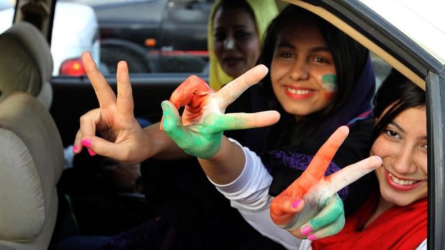 Menonton Bola di Stadion, Wanita Iran Menyamar Jadi Pria