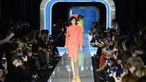 Di peragaan Moschino di Milan Fashion Week 2018, Kaia Gerber membawakan busana warna terang yang mencolok mata. (AFP PHOTO / Miguel MEDINA)
