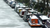 Salju juga membekukan kanal-kanal seperti tampak di Kanal Maida Vale, London, Inggris pada 1 Maret 2018. (REUTERS/Henry Nicholls)