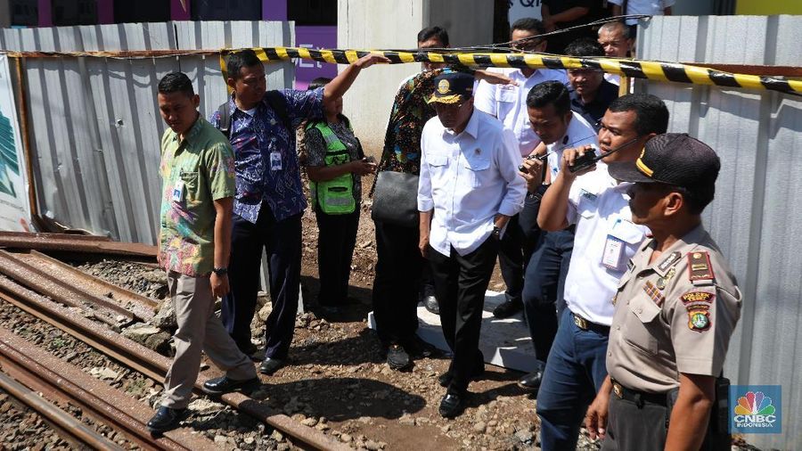 Menhub melihat sejumlah fasilitas perkeretaapian dan KA bandara di Stasiun Manggarai.