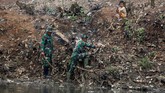 Akibat vlog viral yang menggambarkan Sungai Citarum sebagai sungai terkotor se-dunia, pemerintah Indonesia pun giat melakukan pembersihan sungai. Salah satunya dengan mengerahkan anggota TNI di kawasan Kabupaten Bandung, 13 Februari 2018. (REUTERS/Darren Whiteside)