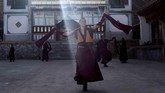 Seorang biksu mempraktekkan tarian Cham di depan kuil sebagai persiapan jelang festival tahun baru di desa Dohoulou, Tibet. Tahun Baru Tibet yang juga dikenal dengan nama Losar adalah festival paling penting dalam satu tahun. (AFP PHOTO / Johannes EISELE)